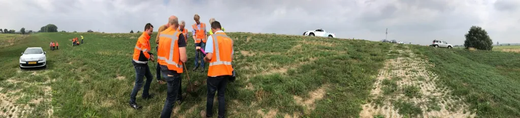 Netwerk dijkbeheerders droogte, op de dijk.