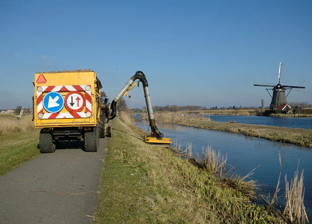 Maai-zuigcombinatie op kade